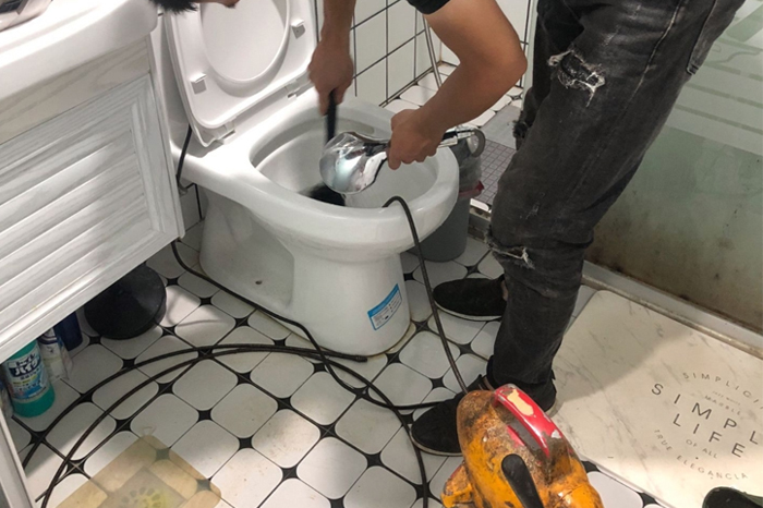 宿豫马桶堵塞自己疏通还是找师傅?专业上门服务让你省时更省心